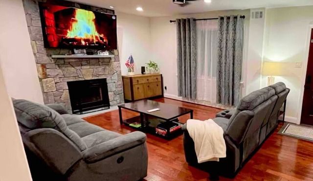 Charming 2-bedroom one floor house with WiFi, AC in fabulous Silver Spring