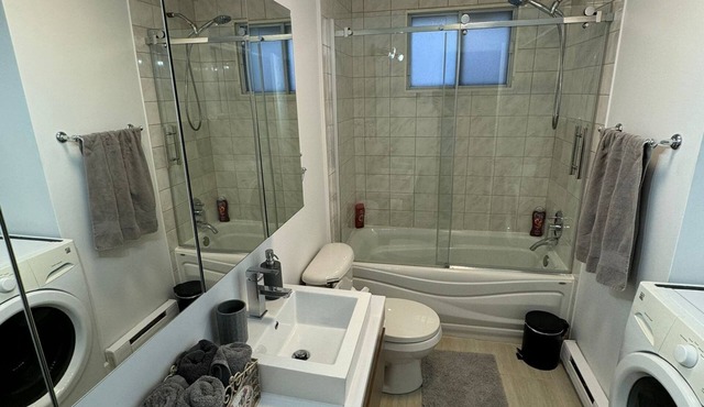 Charming fully equipped apt in a quiet area of ​Ste-Rose. Non-smoking. No pets in Laval