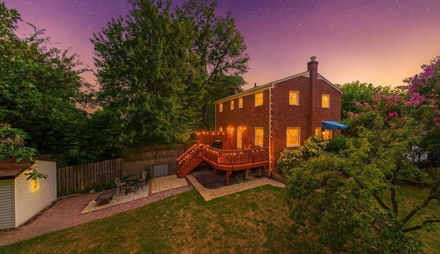 Charming Hideaway 19 min to DC huge Backyard/Grill in Alexandria