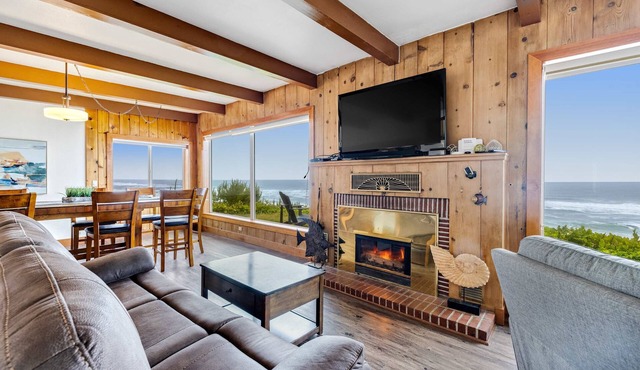 Charming Oceanfront House with Gorgeous Water Views and Beach Access in Gleneden Beach