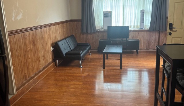 Charming private 1-bedroom apartment in pleasant Clinton with WiFi, AC. in Clinton