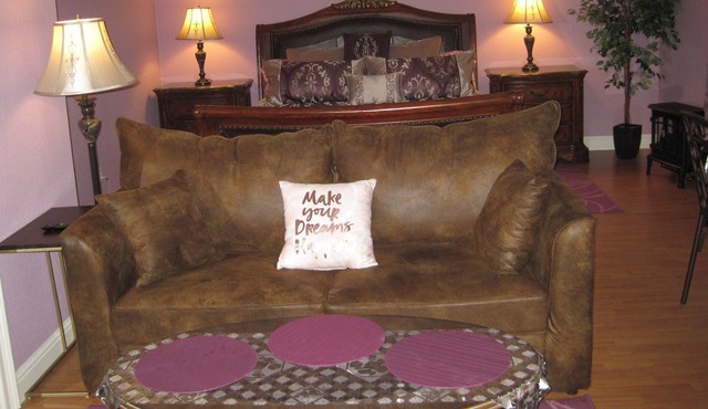 Charming Private Very Romantic Studio. Pool access. in Citrus Heights