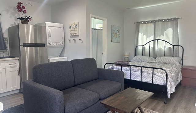 Charming stand alone guest house in Burbank close to universal studios
