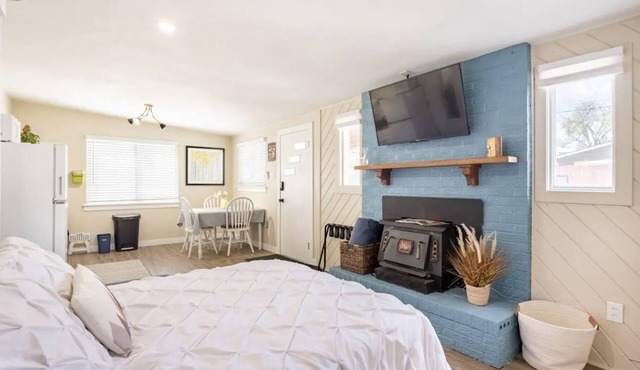 Charming Studio 2 Blocks from Light Rail & Downtown Bike Path!