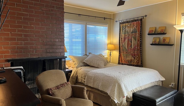 Charming Studio w/Fireplace & Kitchen — Steps to Sand in Manhattan Beach