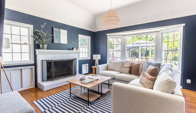 Charming Urban Cottage with Private Pool in West LA