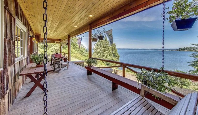 Charming Waterfront 4 Bedroom Cabin in Bainbridge Island