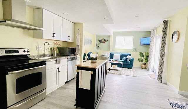 Cheerfull 2 bedroom Basement Apartment