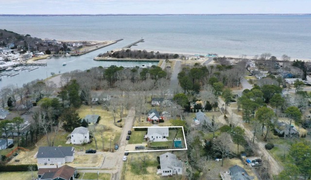 Chic modern beach cottage with heated pool in Hampton Bays