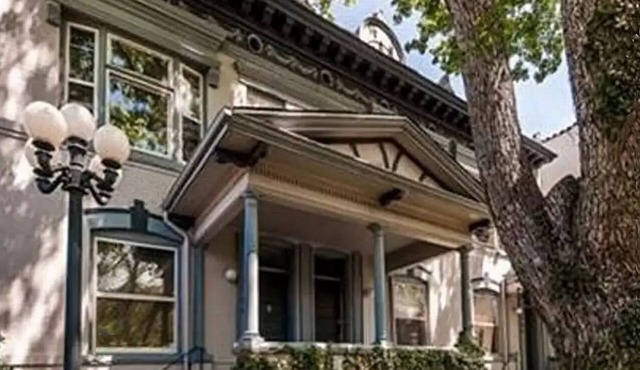 Classic Row Home Patio, Porch & Garage. Walk to Downtown & Convention