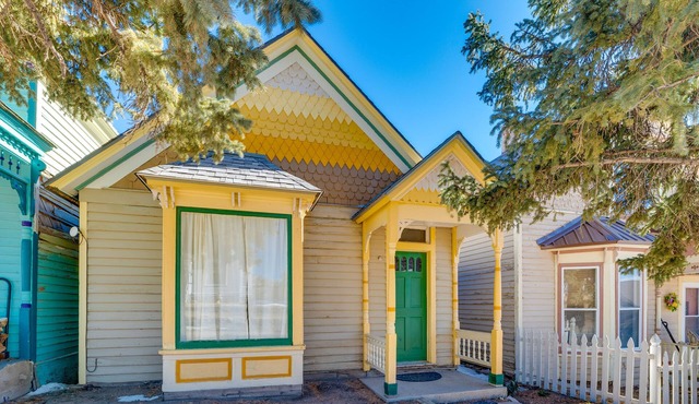 Close to Casinos + Trails: Historic Victor Cottage