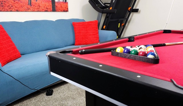 Comfy King Private Suite Near UMD BWMC & BWI with Pool Table and Treadmill. in Glen Burnie