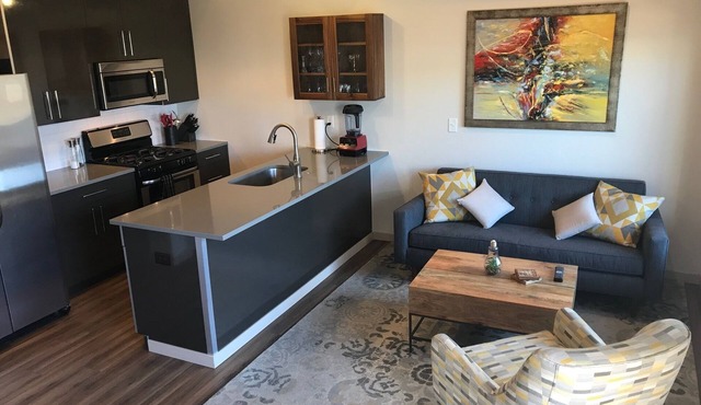 Condo with deck facing the mountain, bike path and restaurant across the street, 5 min driving from down town in Boulder