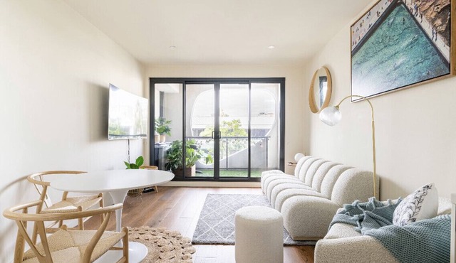 Cozy, 1 bedroom beachside apartment with underground parking in Hampton