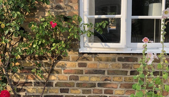 Cozy cottage for a couple or a young family. 3 minute walk to the beach!