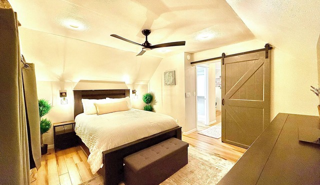 Cozy Downtown Loft/Private Office & Walk-in Closet