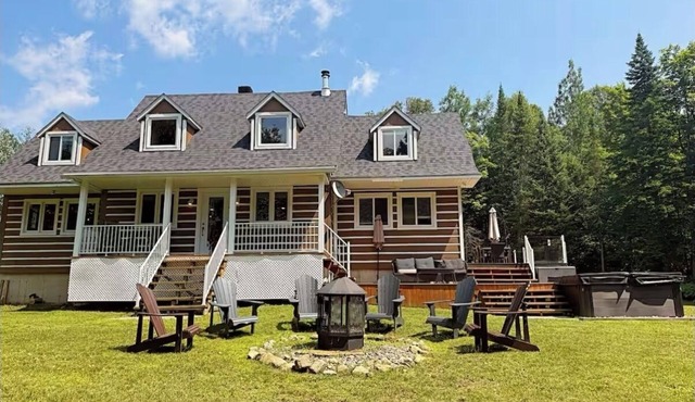 Cozy Fall Waterfront Chalet w/Spa and Beach Volleyball. Near Mont-Tremblant in Amherst