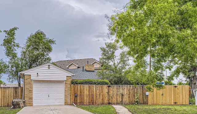 Cozy home with huge backyard and Jacuzzi near Children's/Anschutz and DIA/Denver