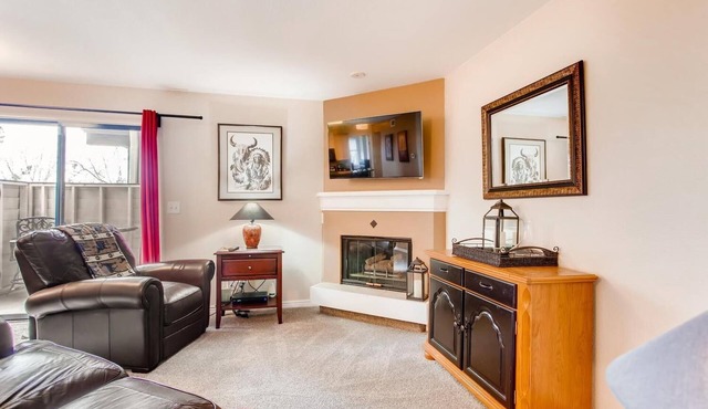 Cozy main floor 2-bedroom condo with pool & fitness area