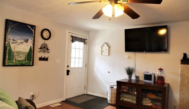 Cozy Updated Townhouse with Private Deck and Mountain Views