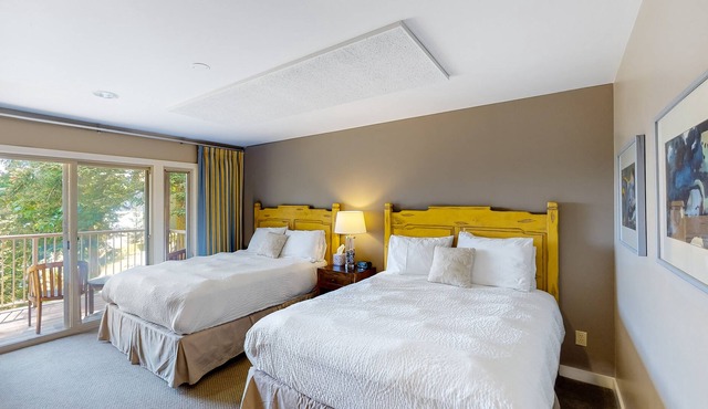 Dreamy studio gem with balcony, fast WiFi, beach access, & ideal location in Eastsound