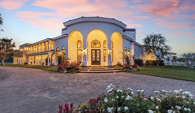 Drop-dead gorgeous villa-all amenities-13 bedrooms!