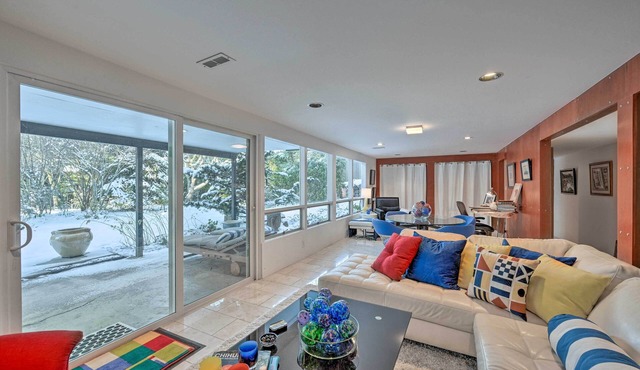 Edmonds Apartment with Private Wine Cellar! in Edmonds
