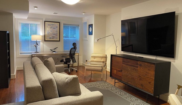 Embassy Row, Beautiful Apt in Townhome, Patio