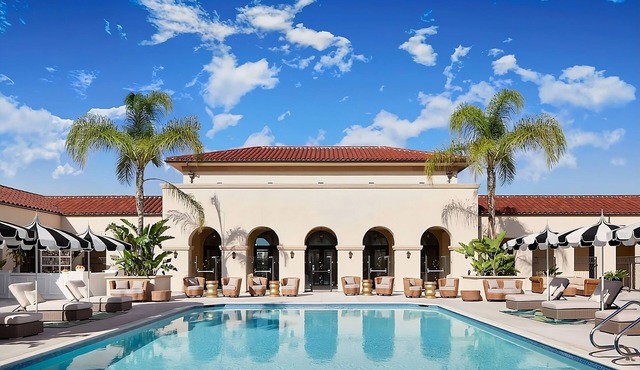 Executive Corner 1 King Bed w/Balcony & Pool View Room at Pasadena Hotel in Pasadena