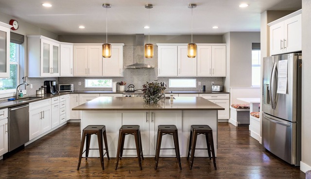 EXPLORE CO: Hip neighborhood in central location!