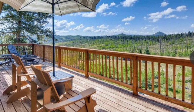 Falcon Ridge Chalet-Woodland Park: WiFi & Views, Deck and Views of Pikes Peak