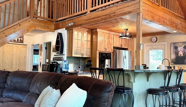 Family Cabin Near Bass Lake & Yosemite. 3 Bedrooms & a Kids Game Loft Sleeps 12