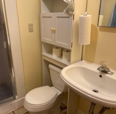 Flower Avenue Hosting -Two DB Beds & Shower - Ground Floor Bedroom 1 Person 66 Night, 2 persons 122 - 3rd & 4th add 52 each
