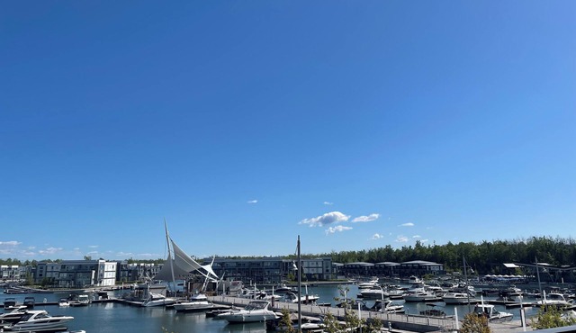 FRIDAY HARBOUR WATERFRONT CHIC GETAWAY in Innisfil