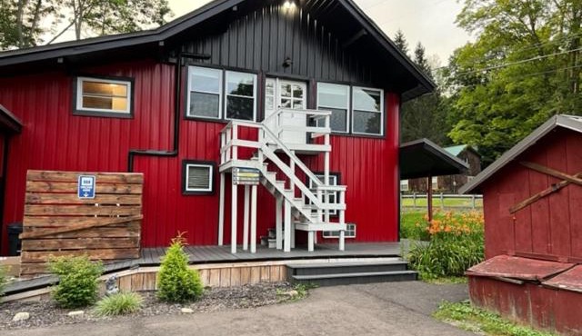 Froggy Goggle Barn in Marathon
