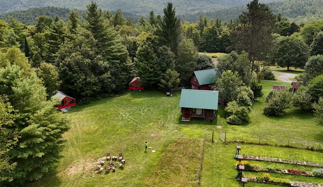 GLAMP RICHARD ON ADIRONDACK FLOWER FARM in North River