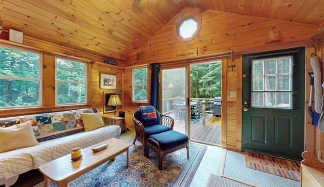 Gorgeous cabin with Pack 'n Play, private dock, lovely deck, firepit, wood stove in Sudbury