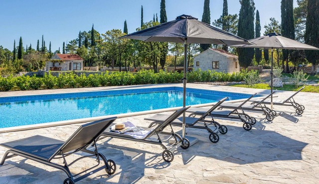 Gorgeous home in Gruda