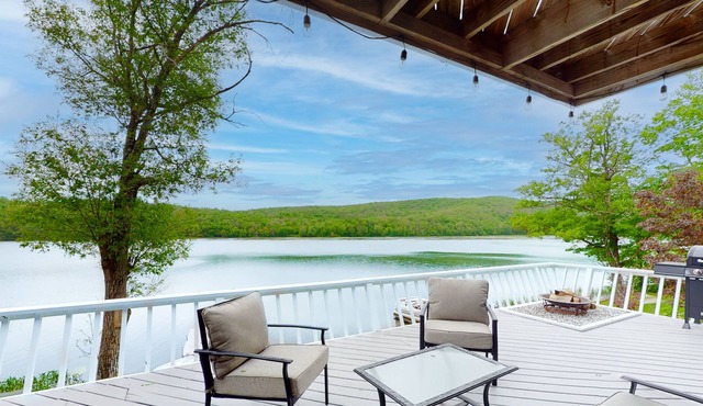 Gorgeous lakefront gem with private dock, deck, firepit, grill, fireplace & WiFi in Castleton