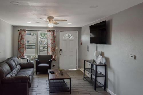 Great Updated King Bed Near Denver Sports field and concerts in Commerce City