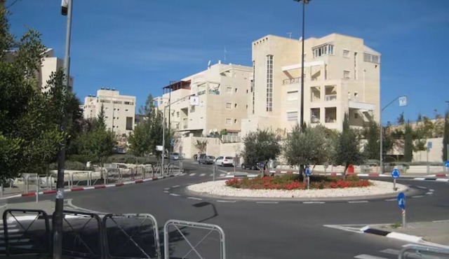 HEART OF JERUSALEM APARTMENT, WIFI , 2 BEDROOMS SLEEP 6+ people with parking.