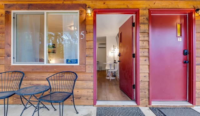 Hiker's studio with mountain views & fast WiFi - dog-friendly in Quilcene