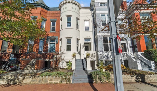 Historic charm, modern amenities, and Parking!