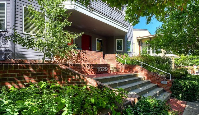 HISTORIC DOWNTOWN 2 Bdrm, 2 Bath, Rooftop Deck, Mtn View, 1 block Pearl St Mall in Boulder