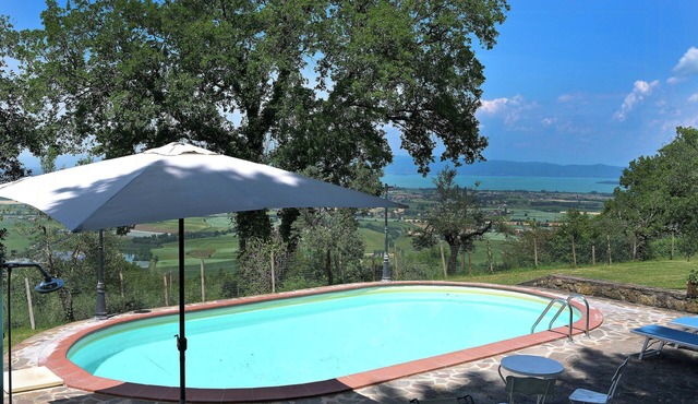 Historic villa overlooking Lake Trasimeno in Paciano