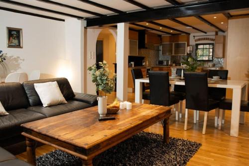 Historical Malt Factory Apartment, 6 Bedrooms, sleeps 16 , Hot Tub in Helsingborg