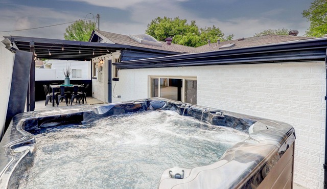 Hot Tub, Fire Pit, Ping-Pong, 3 min walk to Olde Town Arvada!