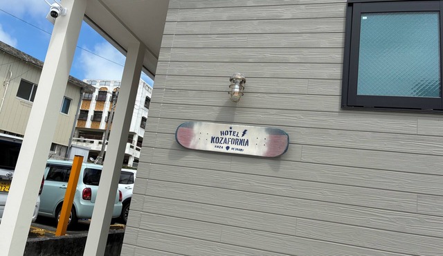 Hotel Kozafornia 1 building for rent with 3 rooms, each with bath, shower and toilet. For families of up to 8 people + 4 children! Okinawa Arena 10 min. Churaumi Aquarium 80 min. 2 parking lots