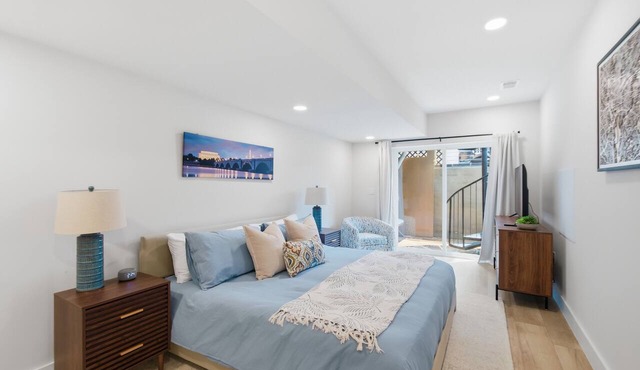 Huge Capitol Hill 2BR Apt w/Rooftop Hottub & Views