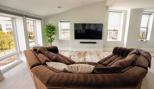 Huge Upscale Downtown Penthouse 4Bedrm/3Bath - 5 mins from Penn Station in Baltimore